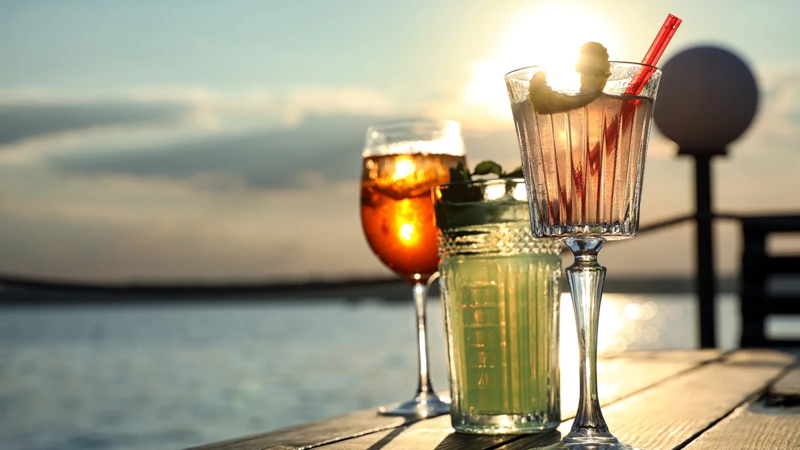 Jo Jo Apples Is Now JoJo's Beachside Cafe, With Its First Full Bar Since 2019