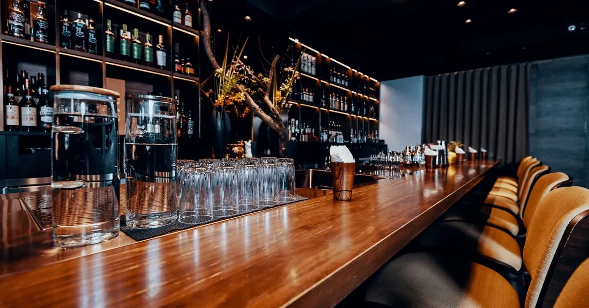 Sip and Savor: Exploring the Best Bars in Bay Shore