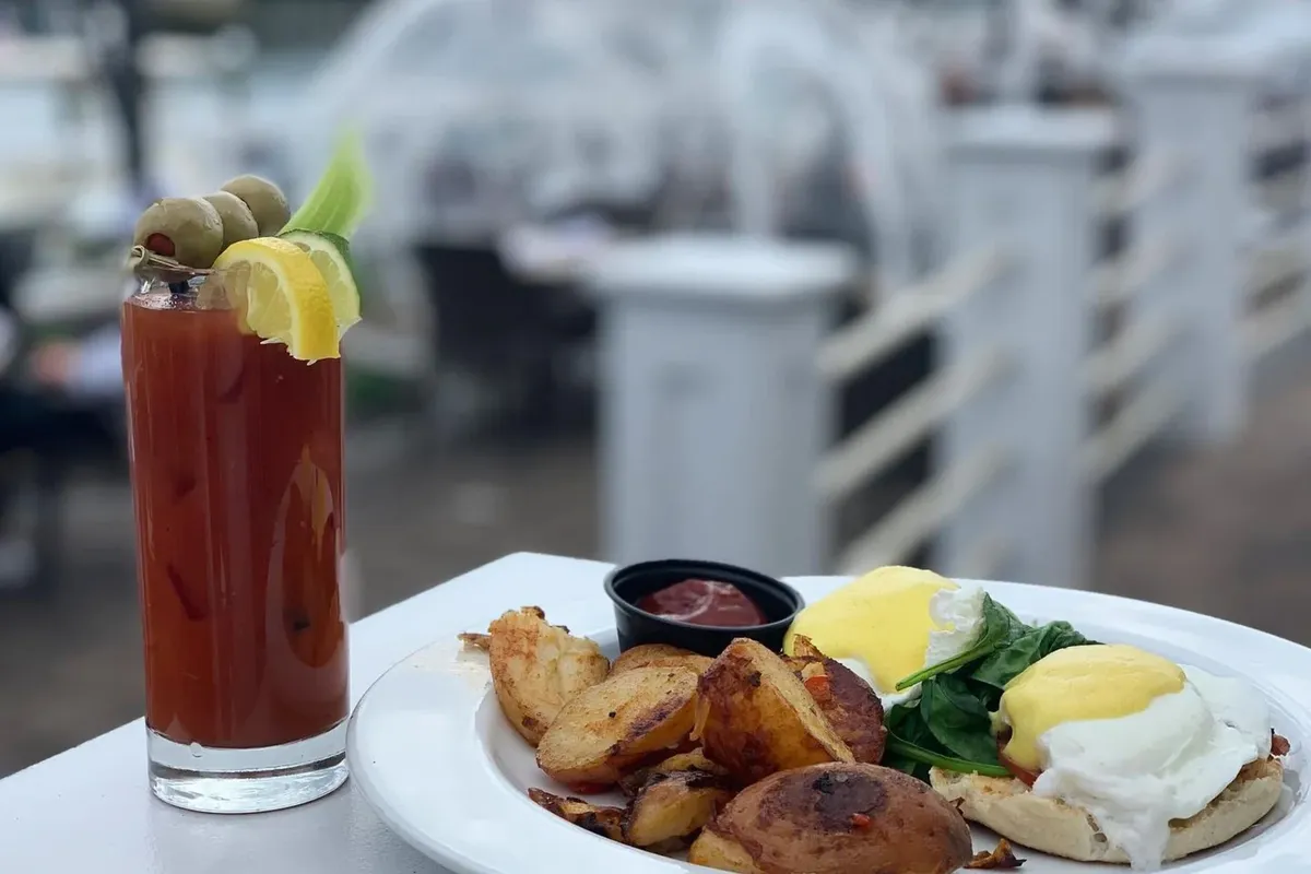 Check out Smuggler Jack’s in Massapequa for Waterfront Dining 🦞