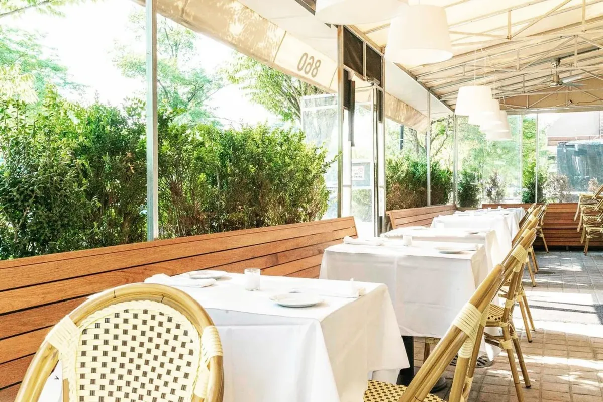 10 Outdoor Bars Perfect for the Summer 🍹